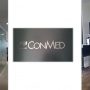 CONMED • Décoration & identification des bureaux – Logo en alu brossé découpé pour porte d’entrée – Décoration de meuble de rangement